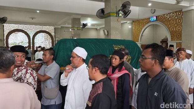 Abu Bakar Ba'asyir saat mengiring jenazah istrinya, Aisyah (Umi Ichun), di Pondok Pesantren Islam Al-Mukmin Ngruki, Desa Cemani, Grogol, Sukoharjo, Senin (4/5/2026).