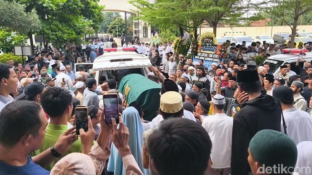 Abu Bakar Ba'asyir saat mengiring jenazah istrinya, Aisyah (Umi Ichun), di Pondok Pesantren Islam Al-Mukmin Ngruki, Desa Cemani, Grogol, Sukoharjo, Senin (4/5/2026).