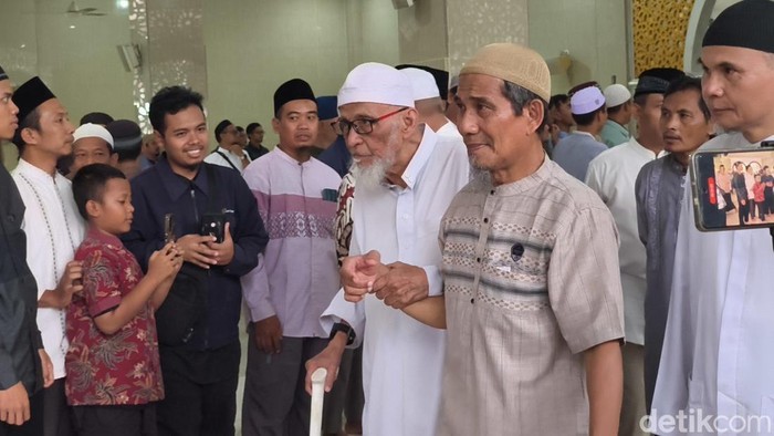 Abu Bakar Baasyir saat mengiring jenazah istrinya, Aisyah (Umi Ichun), di Pondok Pesantren Islam Al-Mukmin Ngruki, Desa Cemani, Grogol, Sukoharjo, Senin (4/5/2026).