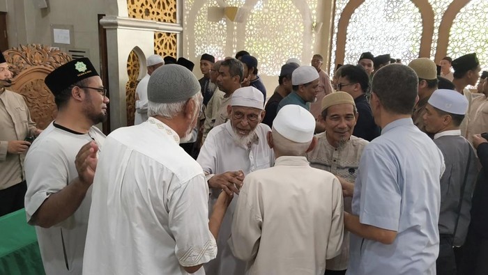 Abu Bakar Baasyir usai menyalatkan sang istri, di Pondok Pesantren Islam Al-Mukmin Ngeruki, Desa Cemani, Kecamatan Grogol, Kabupaten Sukoharjo, Senin (4/5/2026).