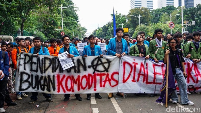 Sejumlah mahasiswa menggelar aksi memperingati Hari Pendidikan Nasional (Hardiknas) 2026 di kawasan Patung Kuda, Jakarta, Senin (4/5/2026). Aksi ini menyoroti kondisi pendidikan yang dinilai semakin terpinggirkan di tengah berbagai kebijakan pemerintah.