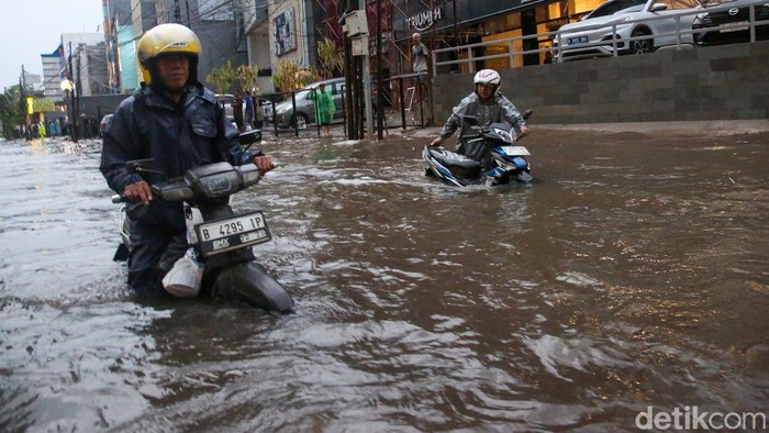 Sejumlah kendaraan nekat menerobos banjir yang merendam kawasan depan Gandaria City, Jakarta, Senin (4/5/2026).
