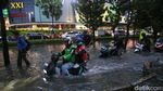 Aksi Nekat Pemotor Terobos Banjir Gancit, Berujung Didorong
