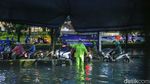 Aksi Nekat Pemotor Terobos Banjir Gancit, Berujung Didorong