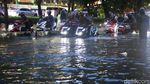 Aksi Nekat Pemotor Terobos Banjir Gancit, Berujung Didorong