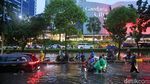 Aksi Nekat Pemotor Terobos Banjir Gancit, Berujung Didorong