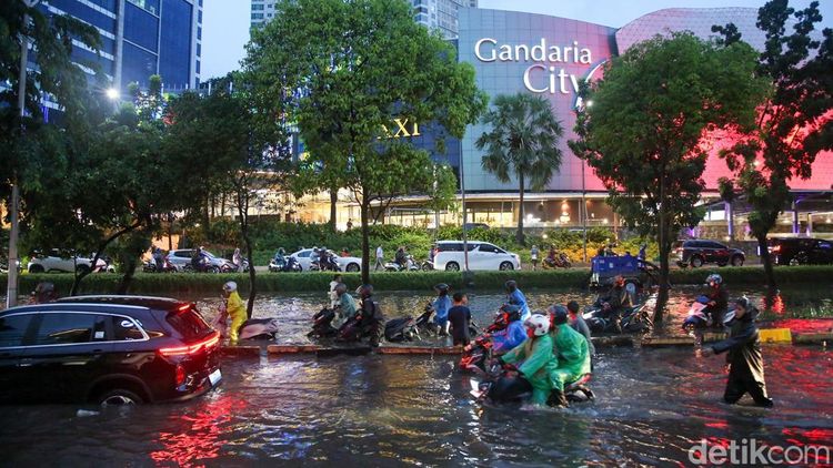 Aksi Nekat Pemotor Terobos Banjir Gancit, Berujung Didorong