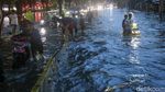 Aksi Nekat Pemotor Terobos Banjir Gancit, Berujung Didorong