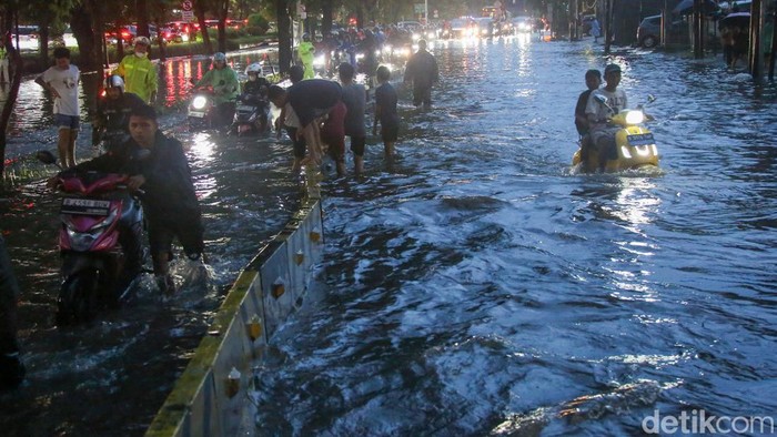 Sejumlah kendaraan nekat menerobos banjir yang merendam kawasan depan Gandaria City, Jakarta, Senin (4/5/2026).