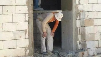 Berdiri di Tubuh Rekan Demi Kerja Cepat! Risiko Cedera Dianggap Sepele Foto: Demilked