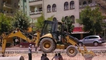 Alat Berat Melayang di Atas Kepala! Keselamatan Benar-benar Diabaikan Foto: Demilked