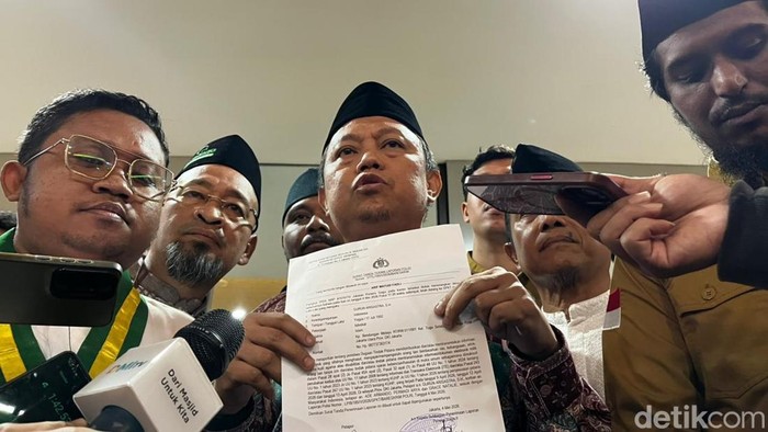 Aliansi gabungan 40 ormas Islam melaporkan Ade Armando, Permadi Arya alias Abu Janda, dan Grace Natalie ke Bareskrim Polri. (Rumondang/detikcom)