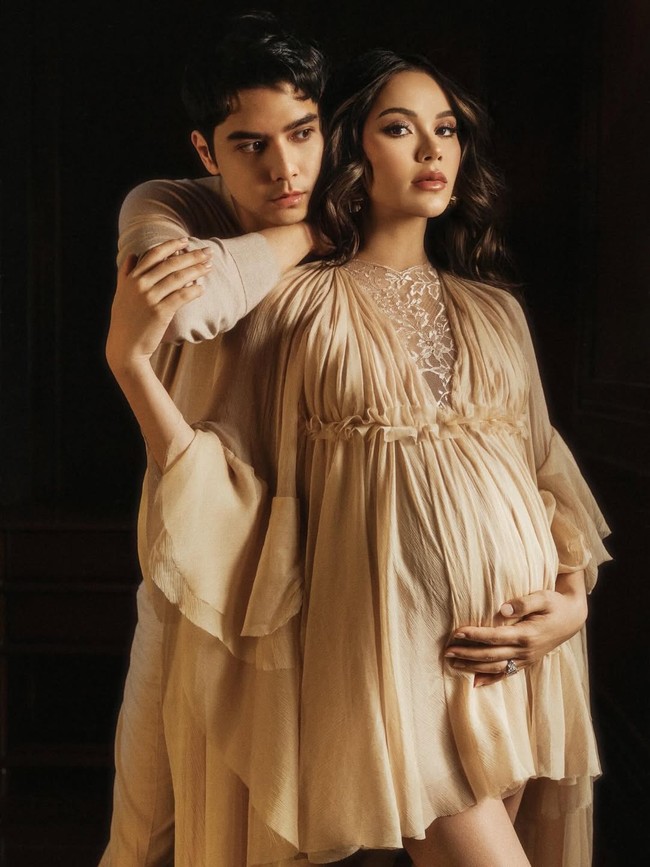 Kali ini Alyssa Daguise tampil memesona dengan baby bump yang sudah memasuki trimester ketiga. Dress dengan layered ruffle dan lengan cape yang menjuntai ini menyempurnakan gaya istri Al Ghazali tersebut. Foto: Dok. Instagram alyssadaguise, deraistudio