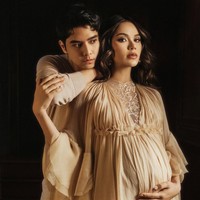 Kali ini Alyssa Daguise tampil memesona dengan baby bump yang sudah memasuki trimester ketiga. Dress dengan layered ruffle dan lengan cape yang menjuntai ini menyempurnakan gaya istri Al Ghazali tersebut. Foto: Dok. Instagram alyssadaguise, deraistudio