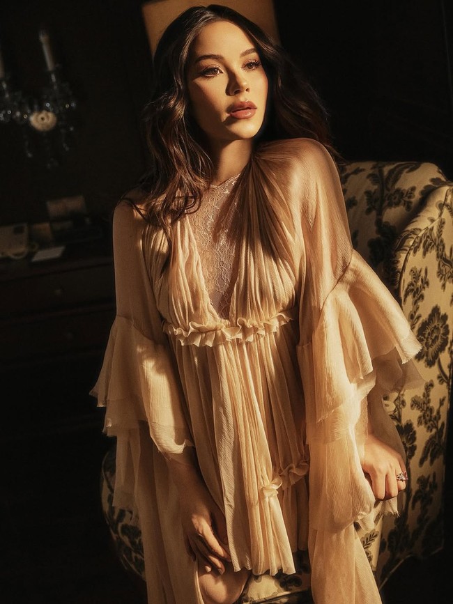Dalam keterangan unggahannya di Instagram, Alyssa seolah membantah bayinya sudah lahir. Dia mengatakan masih ‘memeluk sang bayi di dalam perutnya.’ “holding you a little longer…before I share you with the world,” tulisnya keterangan foto. Foto: Dok. Instagram alyssadaguise, deraistudio