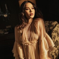 Dalam keterangan unggahannya di Instagram, Alyssa seolah membantah bayinya sudah lahir. Dia mengatakan masih ‘memeluk sang bayi di dalam perutnya.’ “holding you a little longer…before I share you with the world,” tulisnya keterangan foto. Foto: Dok. Instagram alyssadaguise, deraistudio