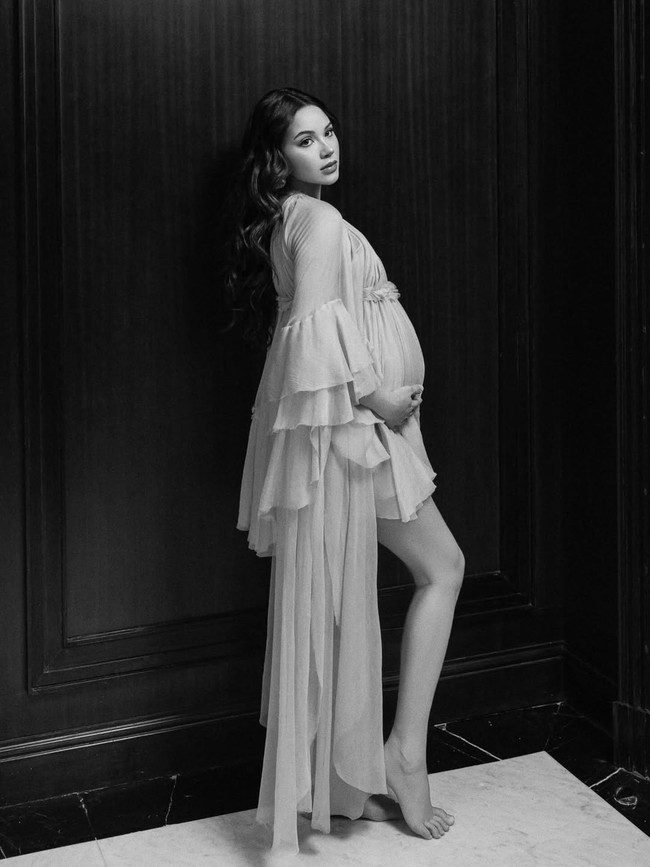 Alyssa Daguise berpose mengenakan mini dress dari brand busana pengantin, Studio Vian. Sebelumnya Alyssa juga sudah pernah melakukan foto kehamilan dengan memakai dress putih dari brand yang sama. Foto: Dok. Instagram alyssadaguise, deraistudio