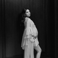 Alyssa Daguise berpose mengenakan mini dress dari brand busana pengantin, Studio Vian. Sebelumnya Alyssa juga sudah pernah melakukan foto kehamilan dengan memakai dress putih dari brand yang sama. Foto: Dok. Instagram alyssadaguise, deraistudio