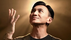 Kau dari Anji ditulis oleh Ahmad Fredy, sosok yang juga merupakan pencipta lagu Dia. Kolaborasi ini menghadirkan sebuah lingkaran cerita yang terasa utuh, seolah mempertemukan kembali dua titik penting dalam perjalanan musikal Anji. (Foto: ist)