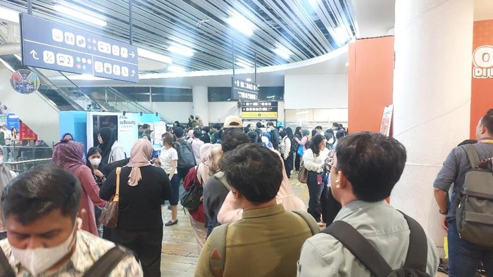 Antrean di Halte CSW mengular imbas keterlambatan operasional TransJ karena banjir.