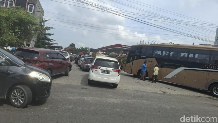 Antrean kendaraan mengular di SPBU Kota Pekanbaru, Riau (Raja Adil Siregar/detikcom)