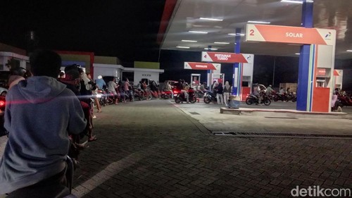 Antrean kendaraan mengular di SPBU Lenek, Lombok Timur, NTB, Senin (4/5/2026).