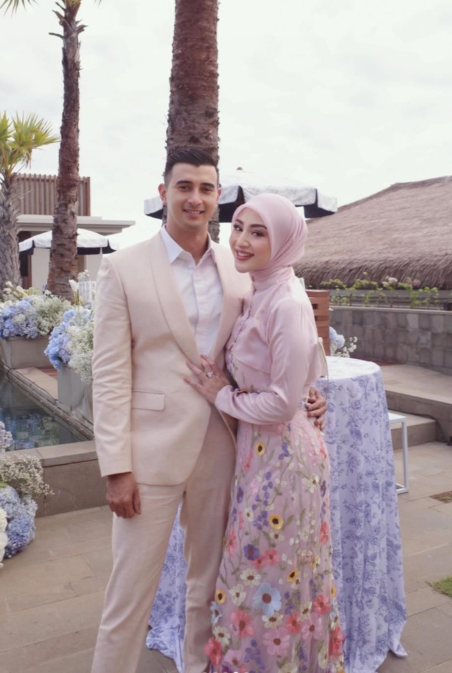 Margin Wieheerm yang menjadi salah satu sahabat dekat Syifa hadir bersama suaminya, Ali Syakieb. Tak hanya menjadi tamu, Margin juga haadir sebagai bridsmaid. Ia tampil kenakan busana seragam bridesmaid berwarna soft pink lengkap dengan hijab. Foto: Instagram