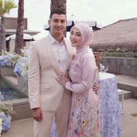 Margin Wieheerm yang menjadi salah satu sahabat dekat Syifa hadir bersama suaminya, Ali Syakieb. Tak hanya menjadi tamu, Margin juga haadir sebagai bridsmaid. Ia tampil kenakan busana seragam bridesmaid berwarna soft pink lengkap dengan hijab. Foto: Instagram