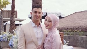 Gaya Artis Hadiri Resepsi El-Syifa di Bali, Beby Tsabina Pilih Cut-Out Dress