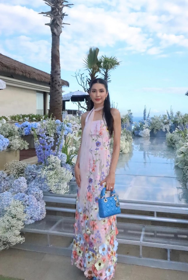 Mikha Tambayong jugaa hadir sebagai salah satu bridesmaid Syifa. Mikha tampil feminin dengan dress motif floral yang cantik. Mempermanis tampilannya, ia menambahkan syal panjang di lehernya. Foto: Instagram