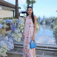 Mikha Tambayong jugaa hadir sebagai salah satu bridesmaid Syifa. Mikha tampil feminin dengan dress motif floral yang cantik. Mempermanis tampilannya, ia menambahkan syal panjang di lehernya. Foto: Instagram