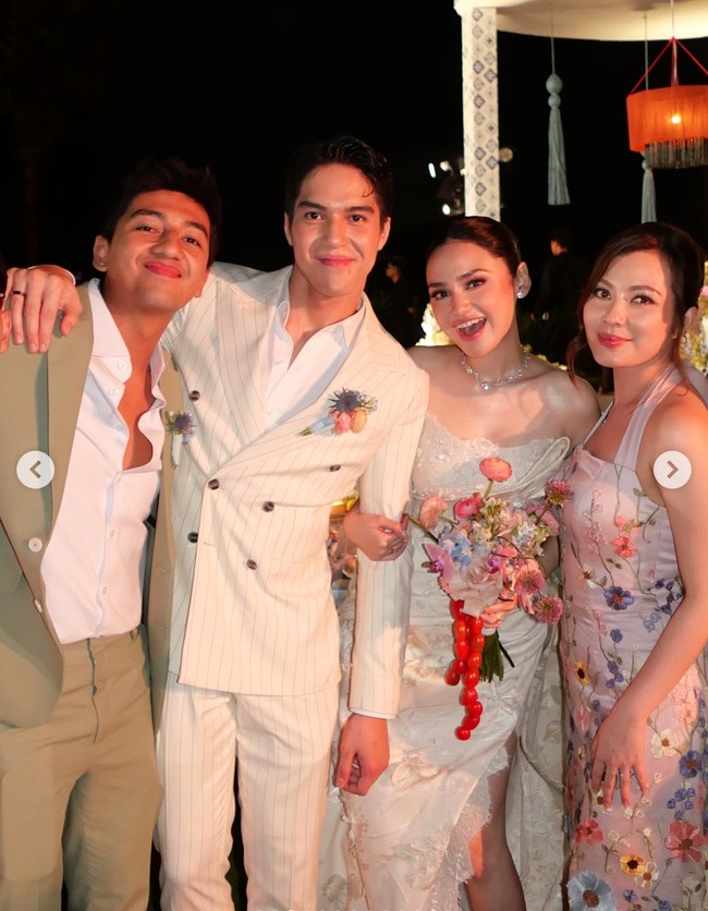 Harris Vriza dan istrinya, Haviza, hadir sebagai groomsman dan bridesmaid. Harris kenakan setelan jas warna coklat yang menjadi seragam groomsman. Foto: Instagram