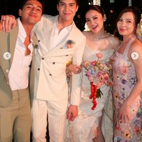 Harris Vriza dan istrinya, Haviza, hadir sebagai groomsman dan bridesmaid. Harris kenakan setelan jas warna coklat yang menjadi seragam groomsman. Foto: Instagram