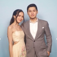 Beby Tsabina hadir ditemani sang suami. Ia tampil cantik kenakan cut out dress berwarna krem. Dress tersebut memiliki detail gambar floral yang membuat penampilannya semakin terlihat manis dan feminin. Foto: Instagram