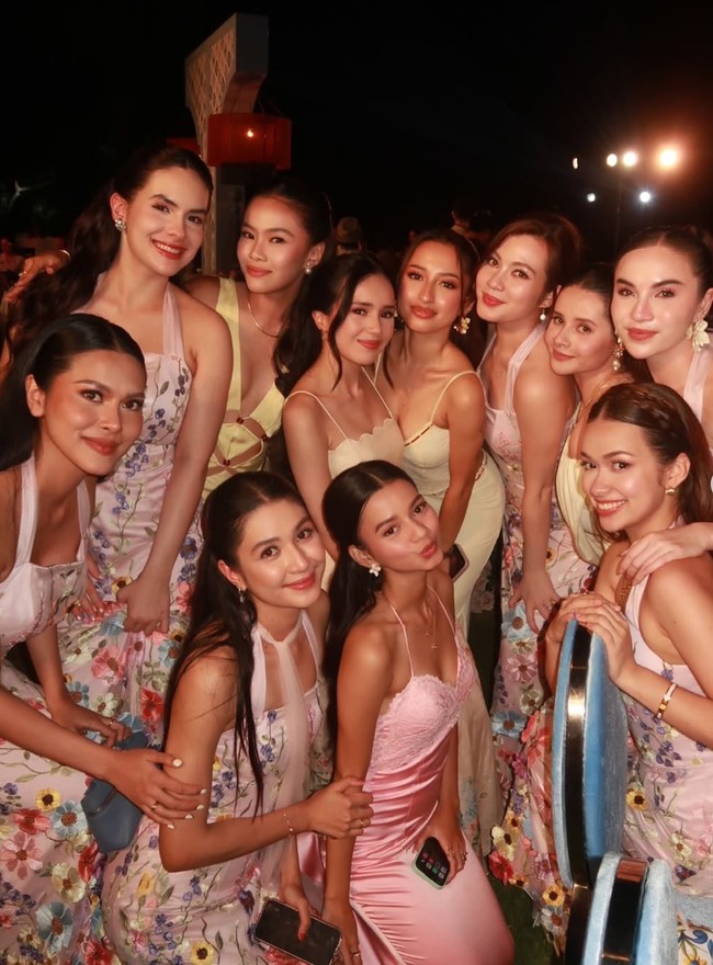 Jennifer Coppen juga turut hadir dan berpose bersama para bridesmaid, seperti, Steffi Zamora, Rebecca Klopper, hingga Mikha Tambayong. Penampilannya terlihat kompak dan senada dengan busana berwarna kuning pastel. Foto: Instagram