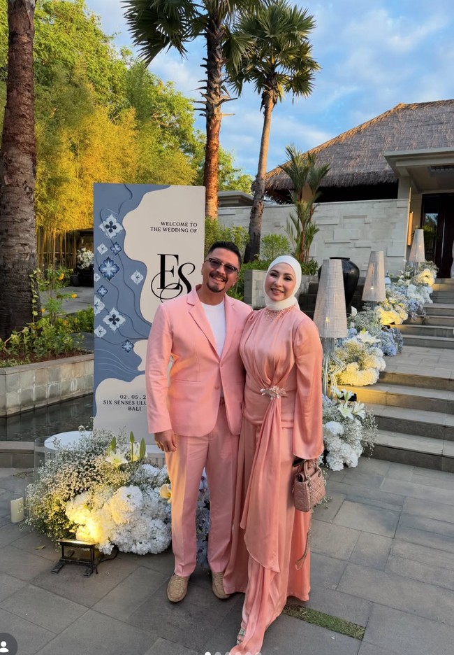 Ferry Maryadi hadir bersama istrinya, Deswita Maharani. Keduanya tampil serasi dalam balutan busana berwarna pink. Deswita melengkapi penampilannya dengan hijab polos berwarna putih. Foto: Instagram