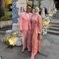 Ferry Maryadi hadir bersama istrinya, Deswita Maharani. Keduanya tampil serasi dalam balutan busana berwarna pink. Deswita melengkapi penampilannya dengan hijab polos berwarna putih. Foto: Instagram