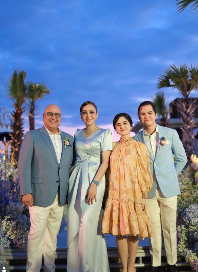 Calon adik ipar Syifa Hadju, Tissa Biani juga turut hadir. Pose bersama Maia Estianty, Irwan Mussry, serta Dul Jaelani, penampilan Tissa terlihat fresh dengan dress motif floral. Dress tersebut memiliki model semi lengan balon panjang serta ruffle pada bagian bawahnya. Foto: Instagram