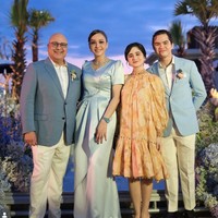 Calon adik ipar Syifa Hadju, Tissa Biani juga turut hadir. Pose bersama Maia Estianty, Irwan Mussry, serta Dul Jaelani, penampilan Tissa terlihat fresh dengan dress motif floral. Dress tersebut memiliki model semi lengan balon panjang serta ruffle pada bagian bawahnya. Foto: Instagram