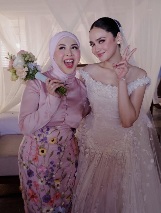 Ikut tergabung dalam geng Mamayu, Kesha Ratuliu hadir sebagai bridesmaid. Penampilannya memukau dibalut seragam bridesmaid serba pink. Foto: Instagram