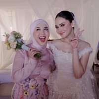 Ikut tergabung dalam geng Mamayu, Kesha Ratuliu hadir sebagai bridesmaid. Penampilannya memukau dibalut seragam bridesmaid serba pink. Foto: Instagram