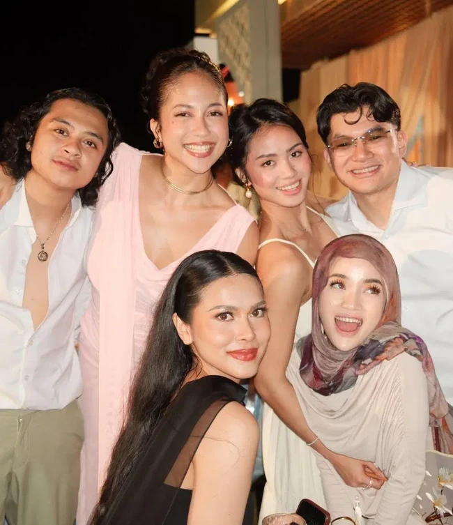 Bastian Steel hadir bersama kekasihnya, Sitha Marino. Bastian sendiri diketahui turut menjadi salah satu groomsman El Rumi di acara tersebut. Foto: Instagram