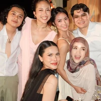 Bastian Steel hadir bersama kekasihnya, Sitha Marino. Bastian sendiri diketahui turut menjadi salah satu groomsman El Rumi di acara tersebut. Foto: Instagram