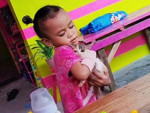 Arumi korban malapraktik berujung tangan kanannya diamputasi saat bermain di depan rumahnya di Kecamatan Bolo, Kabupaten Bima, NTB. (Dok. Pribadi ayah Arumi, Andika)