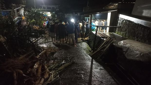 Banjir Magelang Pembersihan material banjir yang masuk di rumah warga Dusun Batur, Desa Citrosono, Kecamatan Grabag, Kabupaten Magelang, Minggu (3/5/2026).