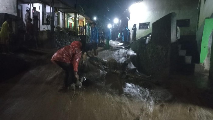 Pembersihan material banjir yang masuk di rumah warga Dusun Batur, Desa Citrosono, Kecamatan Grabag, Kabupaten Magelang, Minggu (3/5/2026).