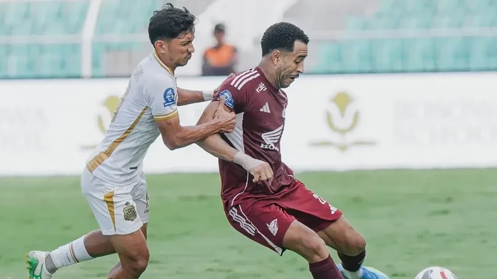 Bek PSM Makassar Victor Luiz berduel dengan pemain Bhayangkara FC T.M Ichsan dalam laga Super League di Stadion Gelora BJ Habibie.