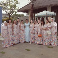 Pesona para bridesmaid di acara resepsi pernikahan El Rumi dan Syifa Hadju di Bali turut curi atensi. Para bridesmaid tampil kompak kenakan dress panjang bertabur bunga. Foto: Instagram/@marginw