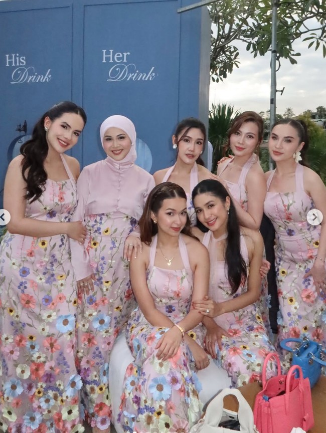 Busana seragam para bridesmaid diketahui merupakan hasil rancangan Soecah Bridesmaid. Gaun pink bertabur motif floral 3D dan bordir berwarna pastel menambah kesan feminin serta dreamy para bridesmaid. Foto: Instagram/@steffizamoraaa