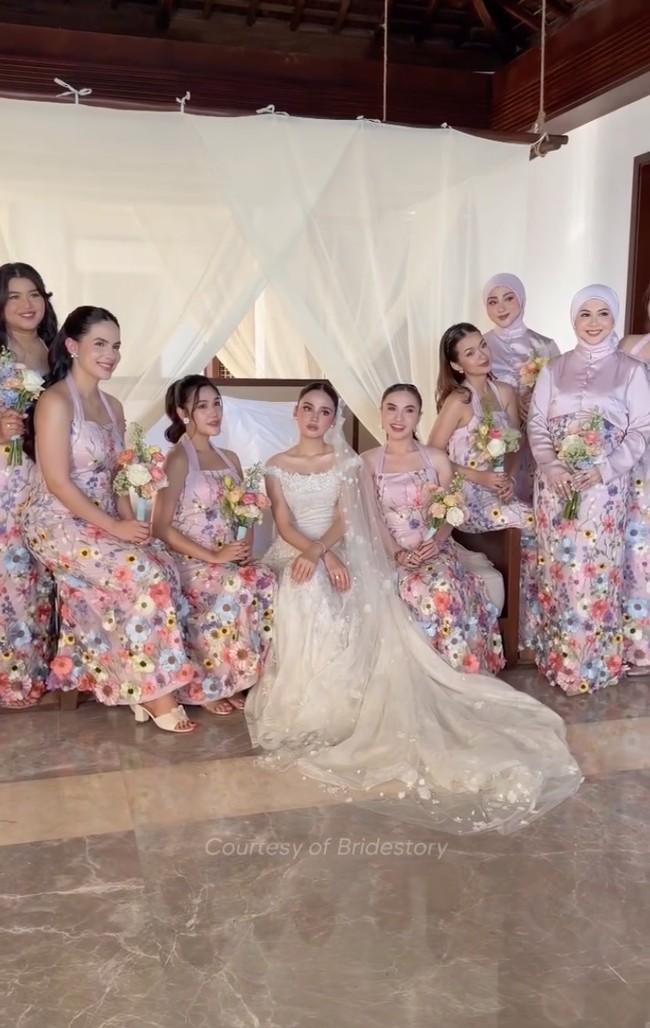 Palet pastel yang dreamy berpadu dengan buket warna-warni menciptakan suasana hangat, ceria, dan penuh kehangatan di momen wedding celebration. Foto: Instagram/@soecah_